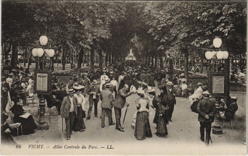 Carte postale ancienne Vichy Allee centrale du Parc à Vichy