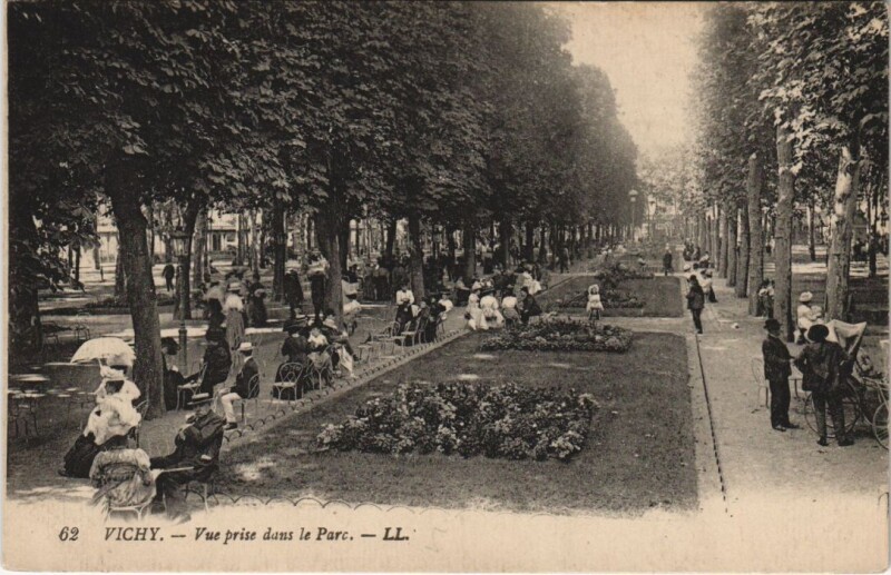 Carte postale ancienne Vichy vue prise dans le Parc à Vichy