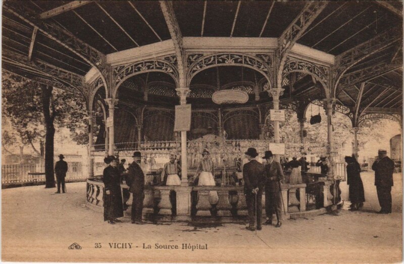 Carte postale ancienne Vichy Source de l'Hopital à Vichy
