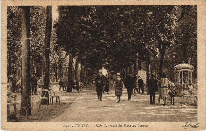 Carte postale ancienne Vichy Allee centrale du Parc à Vichy