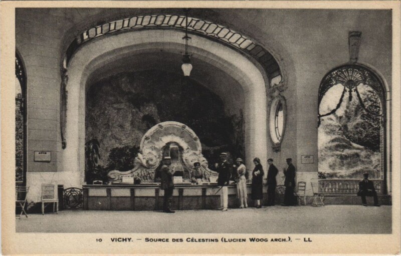 Carte postale ancienne Vichy Source des Celestins à Vichy