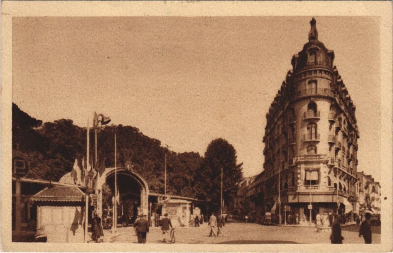 Carte postale ancienne Vichy Hotel Astoria et les Parcs à Vichy