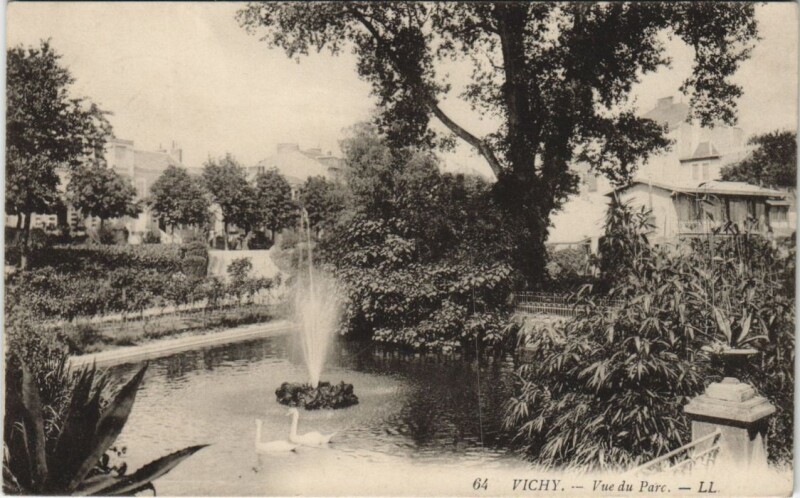 Carte postale ancienne Vichy vue du parc à Vichy