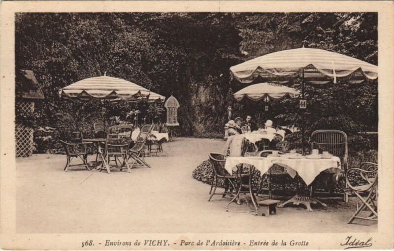 Carte postale ancienne Env. De Vichy Parc de l'Ardossiere, Entree de la Grotte à Vichy