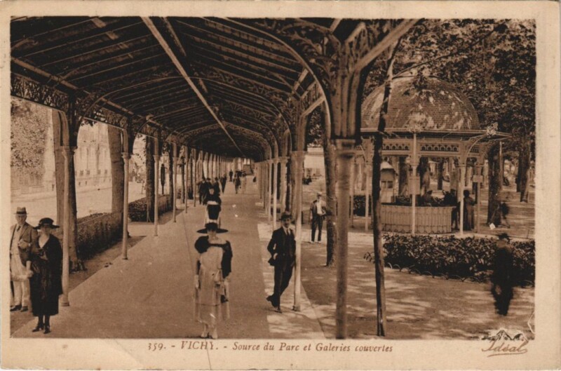 Carte postale ancienne Vichy Source du Parc et Galeries couvertes à Vichy