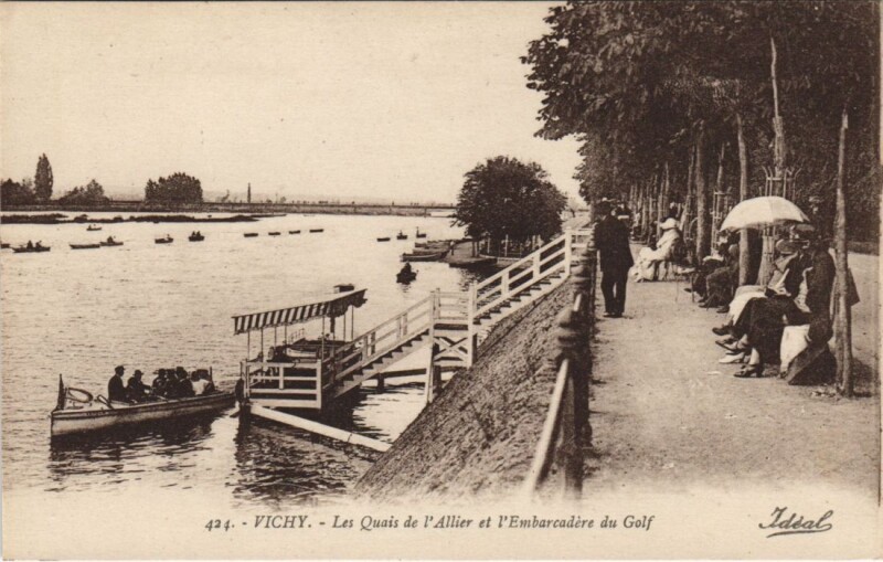 Carte postale ancienne Vichy Les Quais de l'Allier , Embarcade du Golf à Vichy