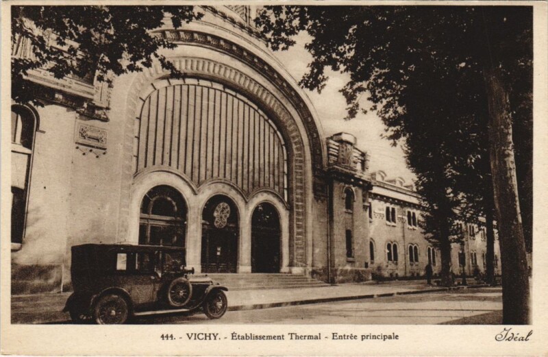 Carte postale ancienne Vichy Etablissement Thermal , entree principale à Vichy