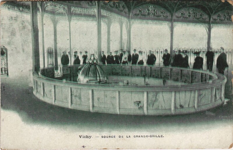 Carte postale ancienne Vichy Source de la Grande Grille à Vichy