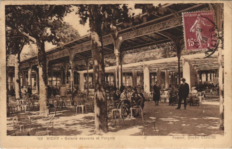 Carte postale ancienne Vichy Galerie couverte et Pergola à Vichy