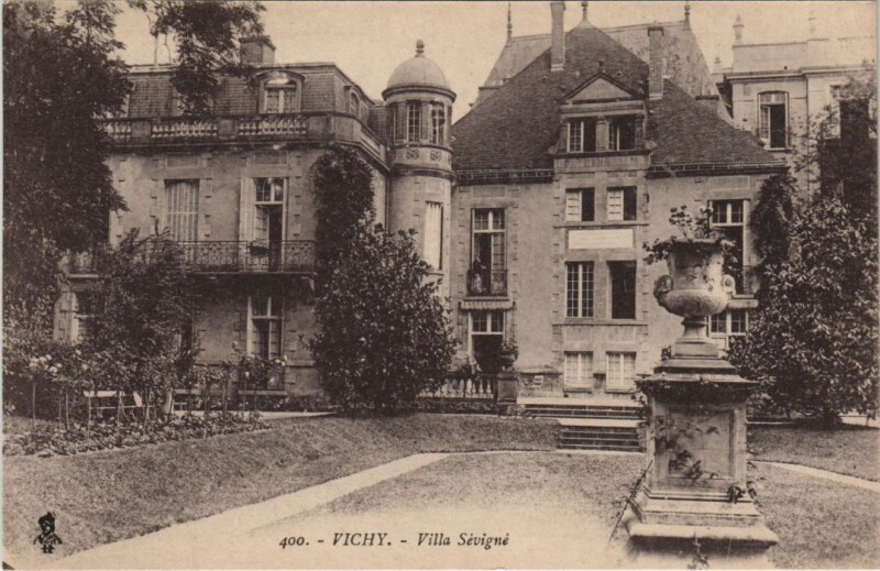 Carte postale ancienne Vichy Villa Sevigne à Vichy