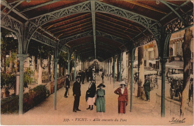 Carte postale ancienne Vichy Allee couverte du Parc à Vichy