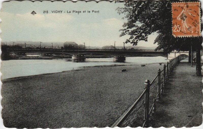 Carte postale ancienne Vichy La Plage et le Pont à Vichy