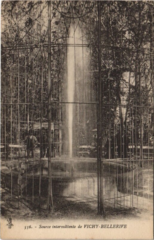 Carte postale ancienne Vichy Source intermittente à Vichy