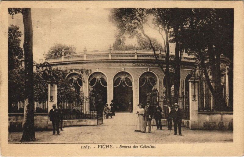 Carte postale ancienne Vichy Source des Celestins à Vichy