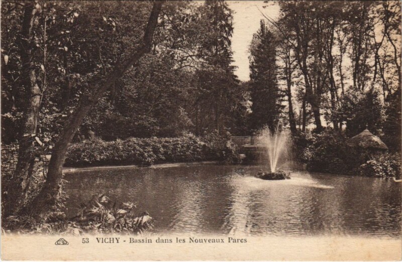 Carte postale ancienne Vichy Bassin dans les Nouveaux Parcs à Vichy