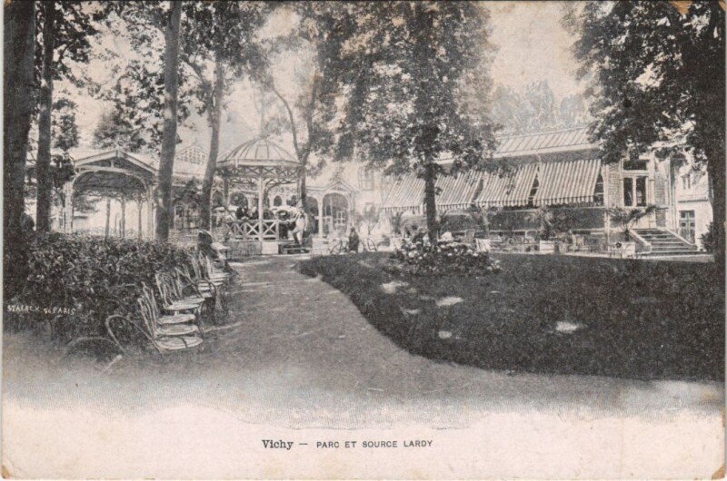 Carte postale ancienne Vichy Parc et Source Lardy à Vichy