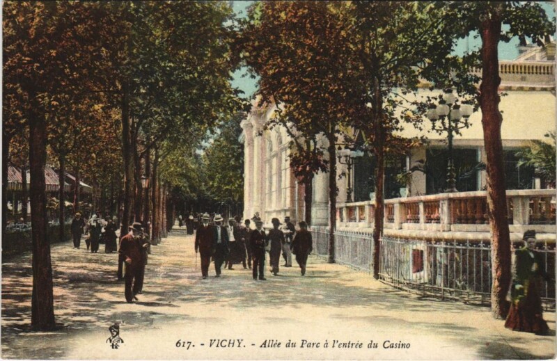 Carte postale ancienne Vichy Allee du Parc a l'entree du Casino à Vichy