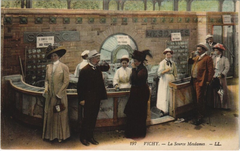 Carte postale ancienne Vichy Source Mesdames à Vichy