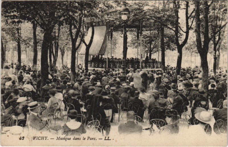 Carte postale ancienne Vichy Musique dans le Parc à Vichy