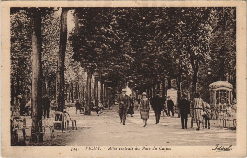 Carte postale ancienne Vichy Allee centrale du Parc du Casino à Vichy