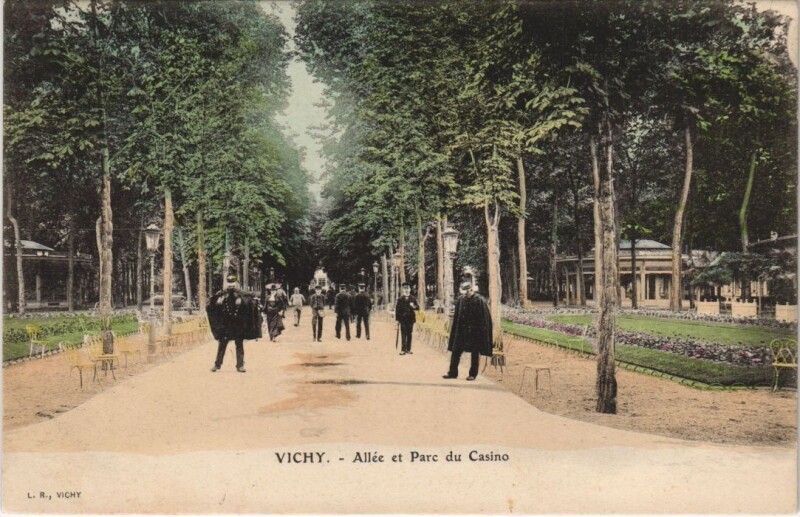 Carte postale ancienne Vichy Allee et Parc du Casino à Vichy