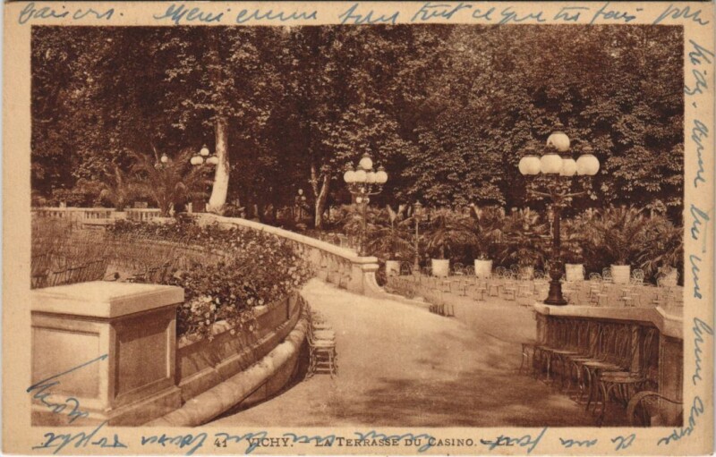 Carte postale ancienne Vichy Terrasse du Casino à Vichy