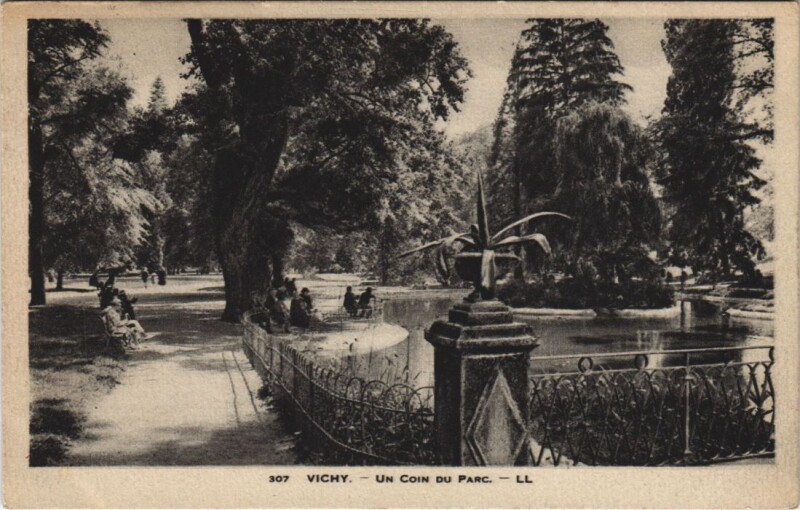 Carte postale ancienne Vichy un Coin du Parc à Vichy
