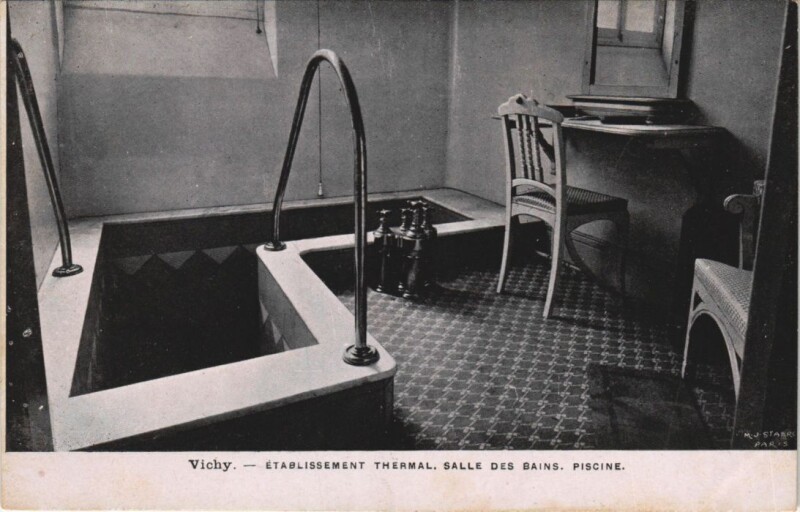 Carte postale ancienne Vichy Etablissement Thermal , Salle des Bains ,piscine à Vichy