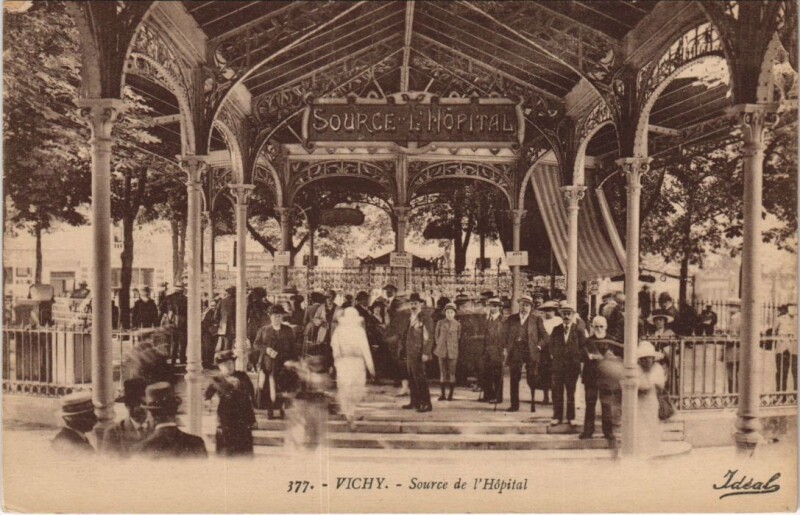 Carte postale ancienne Vichy Source de l'Hopital à Vichy