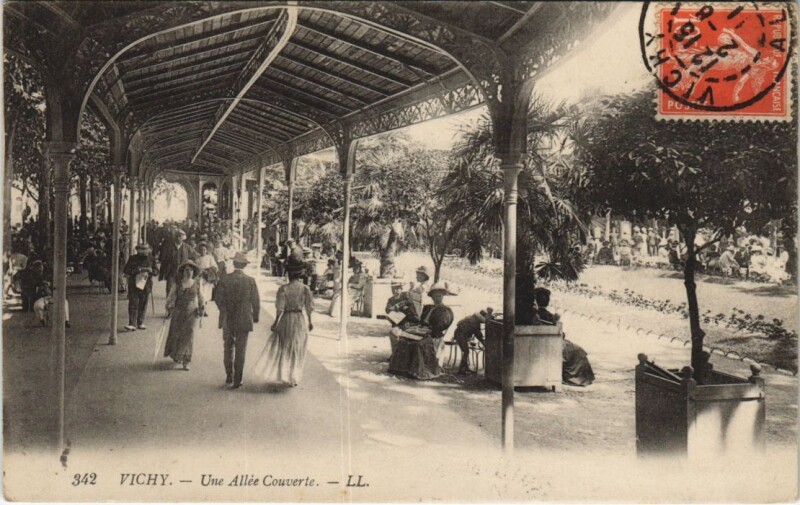 Carte postale ancienne Vichy Une allee Couverte à Vichy
