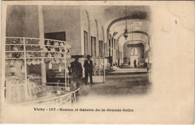 Carte postale ancienne Vichy Source et Galerie de la Grande Grille à Vichy