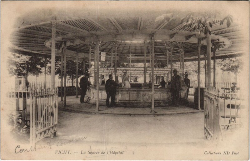 Carte postale ancienne Vichy Source de l'Hopital à Vichy