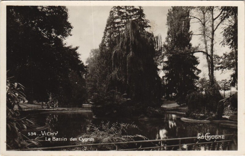 Carte postale ancienne Vichy Bassin des Cygnes à Vichy