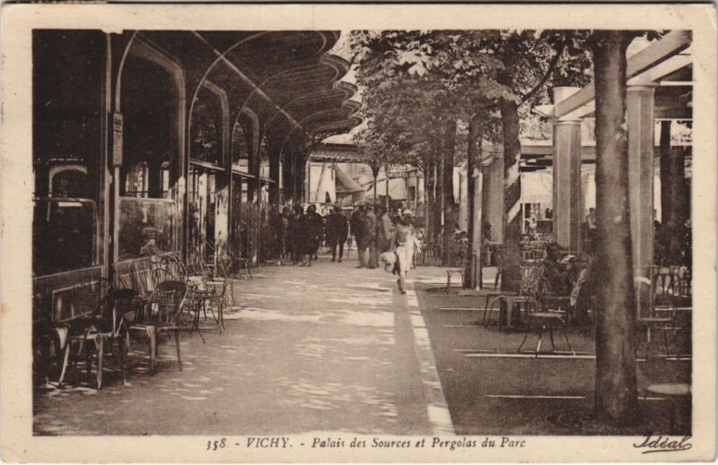 Carte postale ancienne Vichy Palais des Sources et Pergolas du Parc à Vichy