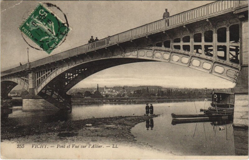 Carte postale ancienne Vichy Pont et vue sur l'Allier à Vichy