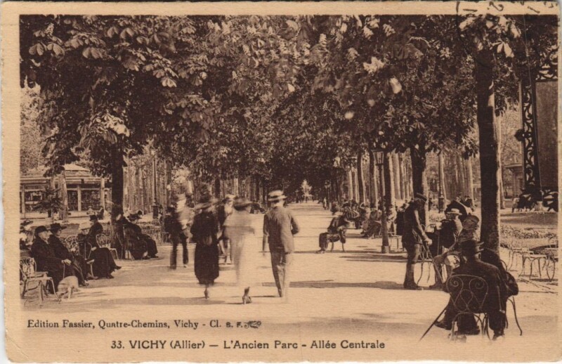 Carte postale ancienne Vichy Ancien Parc, Allee Centrale à Vichy