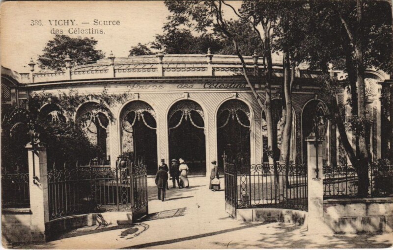 Carte postale ancienne Vichy Source des Celestins à Vichy