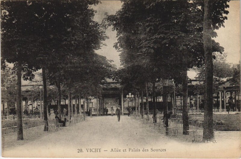 Carte postale ancienne Vichy Allee et Palais des Sources à Vichy