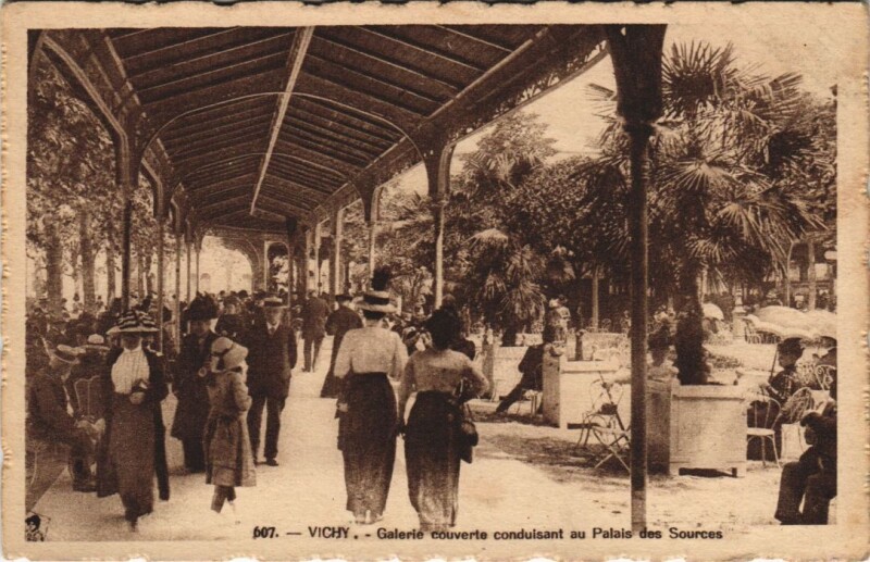 Carte postale ancienne Vichy Galerie Couverte conduisant au Palais des Sources à Vichy