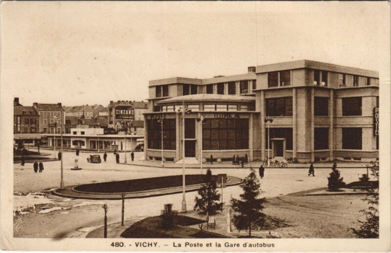 Carte postale ancienne Vichy La Poste et la gare d'Autobus à Vichy