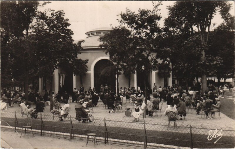 Carte postale ancienne Vichy Jardins de la Source de l'Hopital à Vichy