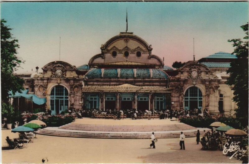 Carte postale ancienne Vichy La Terrasse du Casino à Vichy