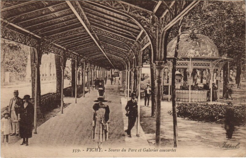 Carte postale ancienne Vichy Source du Parc et Galeries couvertes à Vichy