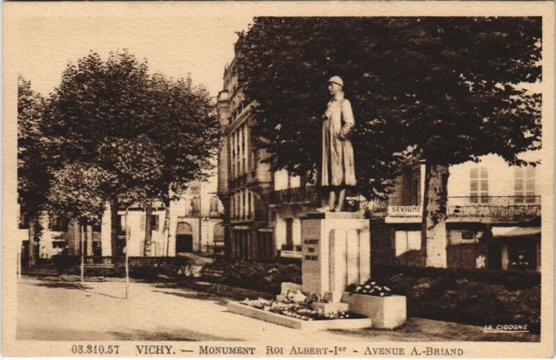 Carte postale ancienne Vichy Monument Roi Albert 1er à Vichy