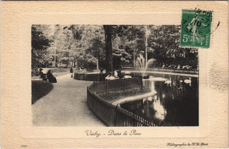 Carte postale ancienne Vichy Dans le Parc à Vichy
