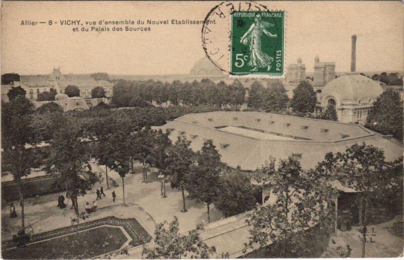 Carte postale ancienne Vichy vue d'ensemble du Etablissement ez Palais des Sources à Vichy
