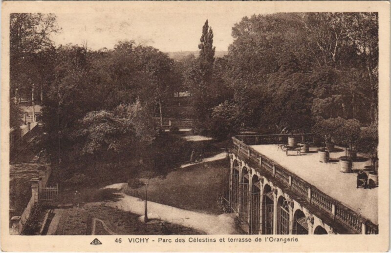 Carte postale ancienne Vichy Parc des Celestins et terrasse de l'Orangerie à Vichy