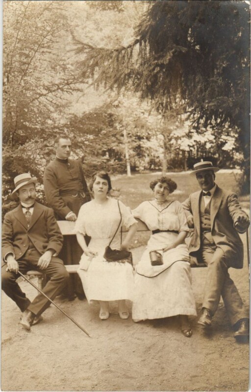 Carte postale ancienne Vichy People in the Parc à Vichy