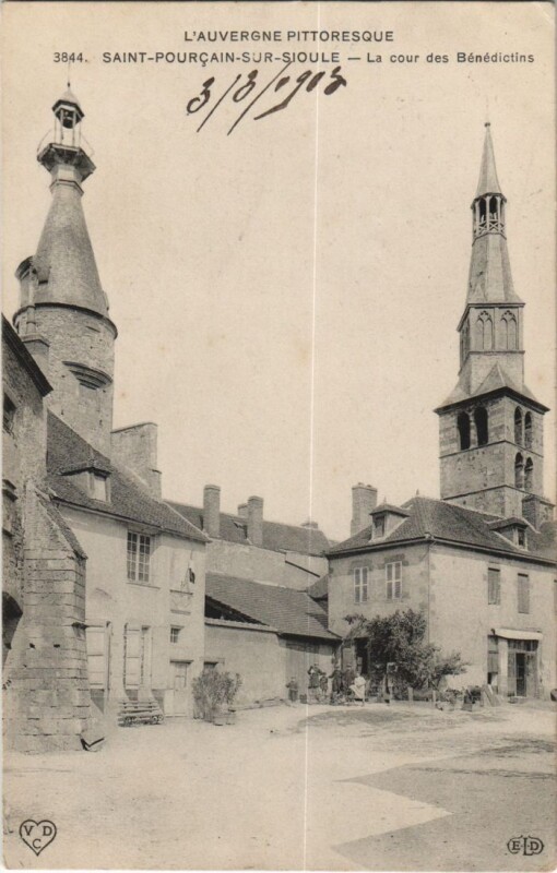 Carte postale ancienne Saint-Pourcain-sur-Sioule La Cour des Benedictins