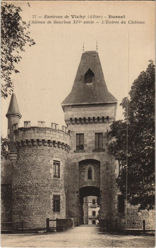 Carte postale ancienne Busset Chateau de Bourbon - L'Entree du Chateau à Busset
